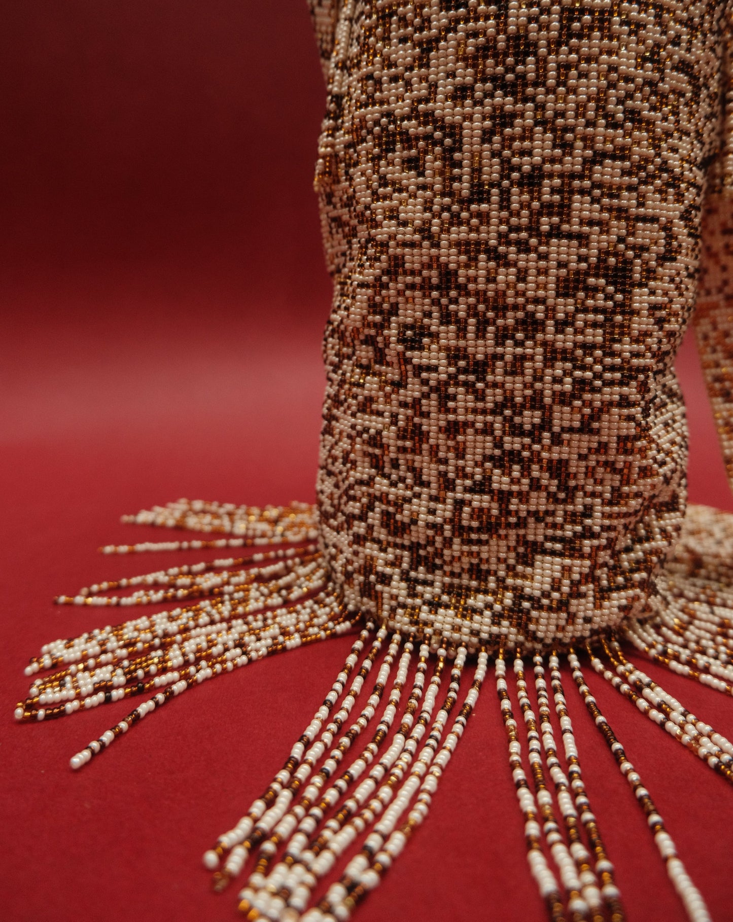AMBER AND WHITE BEADED MOCHILA
